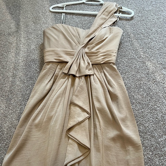 BCBGMAXAZRIA BARBARA ONE SHOULDER SATIN GOWN. - Picture 4 of 7